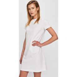 Calvin Klein Jeans - Sukienka. Białe sukienki damskie Calvin Klein Jeans, do pracy, l, bez wzorów, z bawełny, biznesowe, bez kołnierzyka, bez ramiączek, mini, proste. W wyprzedaży za 239.90 zł.