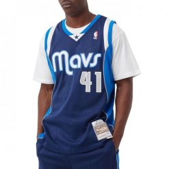 Koszulka męska do koszykówki Mitchell & Ness NBA Dallas Mavericks Dirk Nowitzki. Niebieskie koszulki sportowe męskie Mitchell & Ness, m, bez wzorów, bez kołnierzyka, bez ramiączek, do koszykówki. Za 752.00 zł.