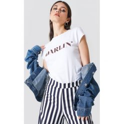 NA-KD T-shirt Darlin' - White. Białe t-shirty damskie NA-KD, z napisami, z bawełny, z okrągłym kołnierzem. Za 60.95 zł.