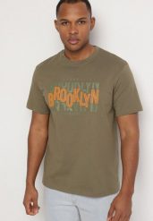Ciemnobeżowy T-shirt Bawełniany z Napisem Sunviera. Brązowe t-shirty męskie Born2be, l, bez wzorów, z bawełny, bez kołnierzyka. Za 29.99 zł.