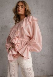 Różowa Bluzka w Typie Boho Ozdobiona Falbanami Sarlyss. Czerwone bluzki damskie Renee, l, z aplikacjami, z jeansu, boho, bez kołnierzyka, bez ramiączek. Za 149.99 zł.