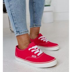 Ciemnoróżowe klasyczne tenisówki Erla. Czerwone trampki i tenisówki damskie bez wzorów, z tkaniny, eleganckie, bez zapięcia. Za 70.80 zł.