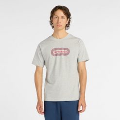 Koszulka męska New Balance MT61C48BAG – szara. Szare koszulki sportowe męskie New Balance, m, z aplikacjami, z bawełny, bez kołnierzyka, bez ramiączek. Za 109.99 zł.