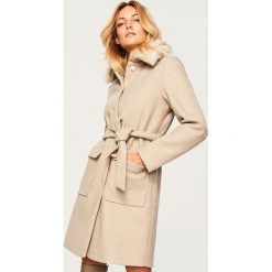 Płaszcz z futrzanym kołnierzem - Beżowy. Płaszcze damskie marki FOUGANZA. W wyprzedaży za 249.99 zł.