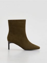 Zamszowe botki na szpilce - zielony. Zielone botki damskie Reserved, z zamszu, bez obcasa, na szpilce, bez zapięcia. Za 259.99 zł.