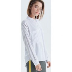 Gładka koszula z kieszeniami - Biały. Koszule damskie marki Cropp. W wyprzedaży za 29.99 zł.