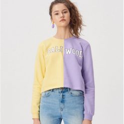 Dwukolorowa bluza z napisem - Fioletowy. Bluzy damskie marki Sinsay. Za 39.99 zł.
