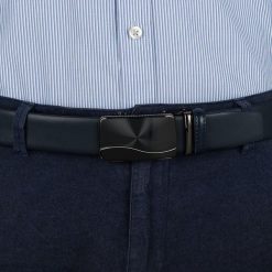 Pasek męski skórzany 3,5 cm klamra automatyczna Beltimore granatowy 02-562 : Kolory - granatowy, Rozmiar pasków - r.115-130 cm. Niebieskie paski damskie bez wzorów, ze skóry, wizytowe. Za 64.99 zł.