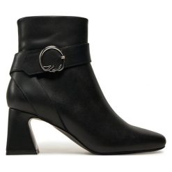 Botki KARL LAGERFELD. Czarne botki damskie KARL LAGERFELD, bez obcasa, na słupku, bez zapięcia. Za 799.99 zł.