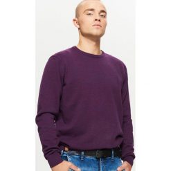Gładki sweter BASIC - Fioletowy. Fioletowe swetry przez głowę męskie Cropp. Za 69.99 zł.