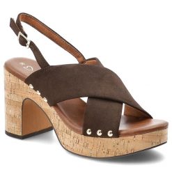 Sandały damskie Marco Tozzi, cholewka ze skóry ekologicznej pasek wokół pięty z regulacją na klamrę, brązowe, 2-28366-46 304. Brązowe klapki damskie Marco Tozzi, bez wzorów, ze skóry ekologicznej, eleganckie. Za 259.00 zł.