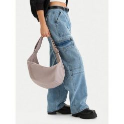 Torebka Guess Jeans. Szare torebki do ręki damskie Guess Jeans, z aplikacjami, z jeansu, klasyczne, bez dodatków. Za 199.99 zł.