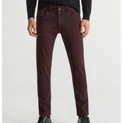 Jeansy slim fit - Brązowy. Brązowe jeansy męskie Reserved. Za 129.99 zł.