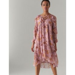 Szyfonowa sukienka z falbanami - Różowy. Sukienki damskie marki Mohito. Za 169.99 zł.