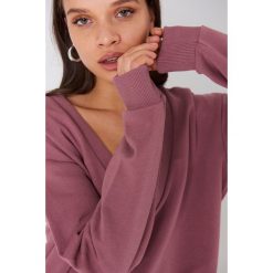 NA-KD Basic Bluza basic z dekoltem V - Pink. Bluzy damskie marki NA-KD Basic. Za 52.95 zł.