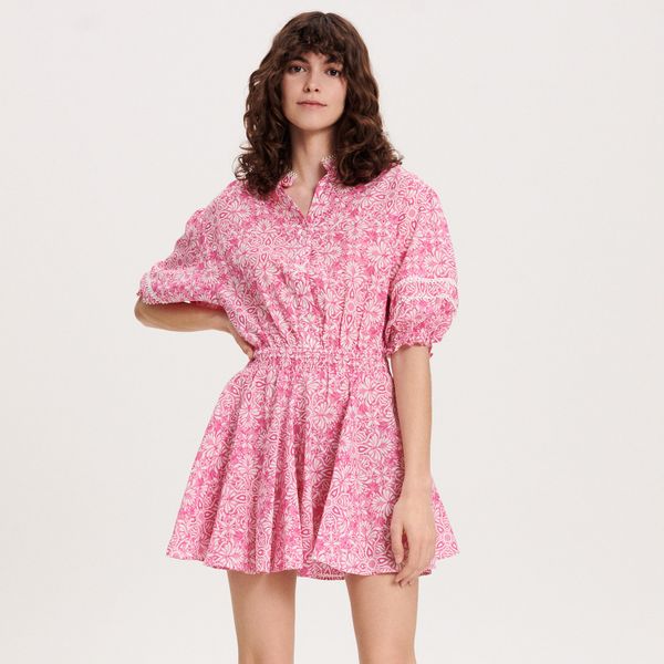 Sukienka mini z bufiastymi rękawami - fuksja. Czerwone sukienki damskie Reserved, l, bez wzorów, z bawełny, klasyczne, bez kołnierzyka, bez ramiączek, mini. W wyprzedaży za 59.99 zł.