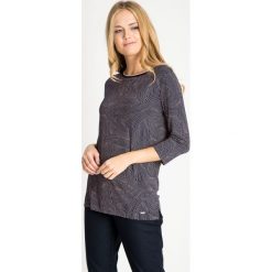 Granatowa bluzka w różowe kropeczki QUIOSQUE. Czerwone bluzki damskie QUIOSQUE, w geometryczne wzory, z dzianiny, eleganckie. W wyprzedaży za 59.99 zł.