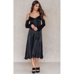 NA-KD Party Sukienka bieliźniana z odkrytymi ramionami - Black. Sukienki damskie marki NA-KD Party. W wyprzedaży za 38.98 zł.