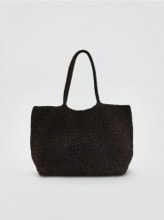 Pleciona torebka z zamszu - ciemnobrązowy. Brązowe torebki do ręki damskie Reserved, bez wzorów, bez dodatków. Za 399.99 zł.