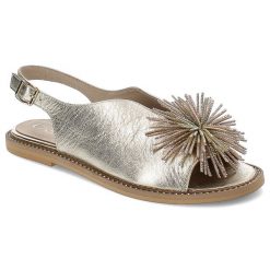Złote Sandały Chebello Eleganckie Obuwie Damskie. Żółte klapki damskie CheBello, z aplikacjami, ze skóry, bez obcasa, na płaskiej podeszwie, bez zapięcia. Za 479.00 zł.