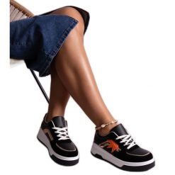 Czarne sneakersy eko zamszową wstawką Kollins. Czarne trampki i tenisówki damskie bez wzorów, z zamszu, bez zapięcia. Za 82.20 zł.