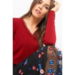 Sweter z ażurową lamówką. Czerwone swetry damskie Orsay, z dzianiny, dekolt w kształcie v. Za 79.99 zł.