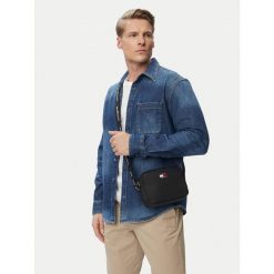 Torebka Tommy Jeans. Czarne listonoszki damskie Tommy Jeans, bez wzorów, z jeansu, bez dodatków. Za 289.99 zł.