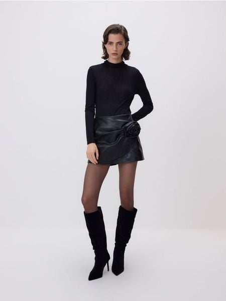Spódnico-szorty z imitacji skóry - czarny. Czarne szorty damskie Reserved, l, bez wzorów, ze skóry. Za 129.99 zł.