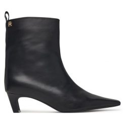 Botki Tommy Hilfiger. Czarne botki damskie Tommy Hilfiger, bez obcasa, na słupku, bez zapięcia. Za 749.99 zł.