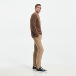 Spodnie chino slim fit - beżowy. Brązowe spodnie materiałowe męskie Reserved, bez wzorów, z bawełny. Za 159.99 zł.