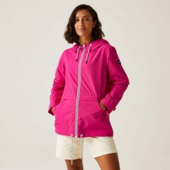 Kurtka turystyczna przeciwdeszczowa damska Bayletta wodoodporna. Czerwone kurtki damskie Regatta, bez wzorów, bez kaptura, trekkingowe. Za 139.99 zł.