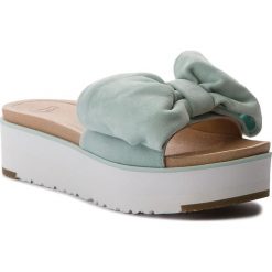 Klapki UGG - W Joan 1019868 W/Aqua. Zielone klapki damskie UGG, ze skóry. W wyprzedaży za 379.00 zł.