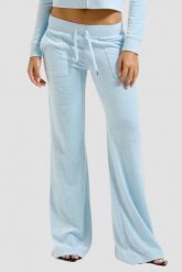 JUICY COUTURE Błękitne damskie spodnie dresowe Layla Low Rise Pocket. Niebieskie spodnie dresowe damskie Juicy Couture, s, bez wzorów, z dresówki. W wyprzedaży za 255.99 zł.