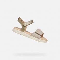 Sandały GEOX J SANDAL HAITI GIRL Beżowy. Żółte sandały damskie Geox, bez wzorów, ze skóry, bez obcasa, bez zapięcia. Za 189.99 zł.
