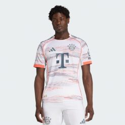 Koszulka FC Bayern 25/26 Away Authentic. Białe koszulki sportowe męskie Adidas, bez wzorów, bez kołnierzyka, bez ramiączek, do piłki nożnej. Za 649.00 zł.