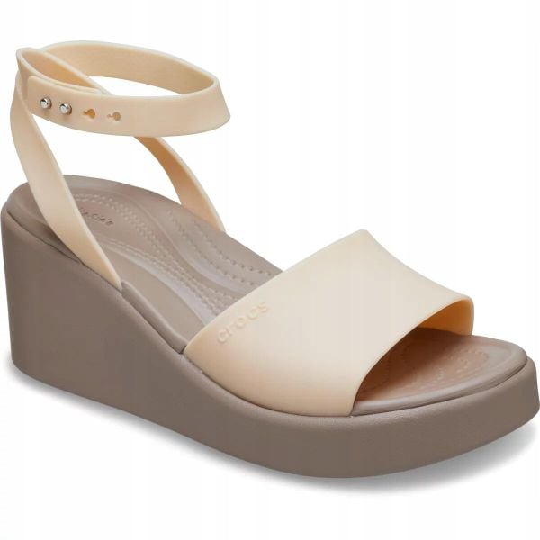 Sandały dla Kobiet Crocs Brooklyn Ankle Strap Wedge. Brązowe sandały damskie Crocs, bez wzorów, z materiału, bez obcasa, na koturnie, bez zapięcia. Za 209.99 zł.
