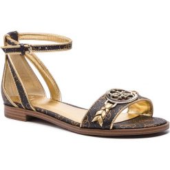 Sandały GUESS - Reake FL6RKA FAL03 BROWN. Brązowe klapki damskie Guess, z aplikacjami, z materiału, bez obcasa, na obcasie, bez zapięcia. W wyprzedaży za 399.00 zł.