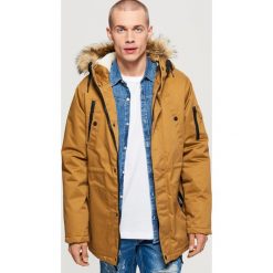 Ciepły płaszcz sportowy - Brązowy. Brązowe płaszcze męskie Cropp, sportowe. Za 329.99 zł.