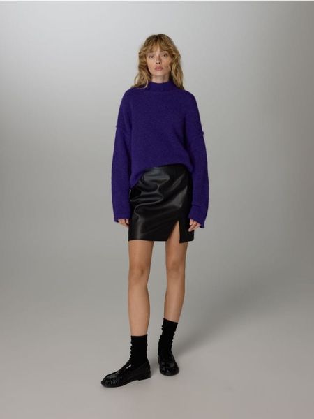 Spódnica mini z imitacji skóry - czarny. Czarne spódnice damskie Reserved, l, bez wzorów, ze skóry, mini, trapezowe. W wyprzedaży za 49.99 zł.