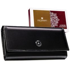 Duży, skórzany portfel damski w czarnym kolorze zamykany klapką na zatrzask - Peterson. Czarne portfele damskie Peterson, bez wzorów, ze skóry. Za 129.00 zł.