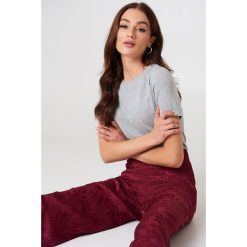 NA-KD Basic T-shirt basic - Grey. Szare t-shirty damskie NA-KD Basic, z bawełny, z okrągłym kołnierzem. Za 52.95 zł.