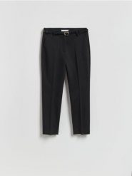 Spodnie cygaretki z paskiem - czarny. Czarne spodnie materiałowe damskie Reserved, bez wzorów, z bawełny. Za 119.99 zł.