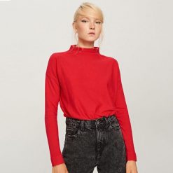 Sweter z niską stójką - Czerwony. Czerwone swetry damskie Reserved, ze stójką. W wyprzedaży za 34.99 zł.