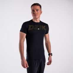 Koszulka slim DZIK® czarna dots. Czarne koszulki sportowe męskie DZIK, l, bez wzorów, bez kołnierzyka, bez ramiączek. Za 159.99 zł.