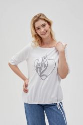 T-shirt z ozdobną aplikacją biały. Białe bluzki damskie MOODO, z aplikacjami, z bawełny, bez kołnierzyka. W wyprzedaży za 49.99 zł.