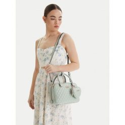 Torebka Guess. Brązowe torebki do ręki damskie Guess, z aplikacjami, klasyczne, bez dodatków. Za 494.99 zł.