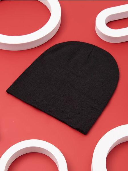 Czapka basic - czarny. Czarne czapki i kapelusze damskie Sinsay, bez wzorów. Za 9.99 zł.