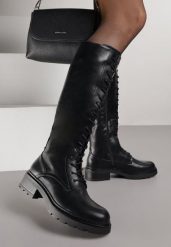 Czarne Kozaki w Stylu Workerów Cahrarah. Czarne kozaki damskie Born2be, z jeansu, bez obcasa, na płaskiej podeszwie. Za 159.99 zł.