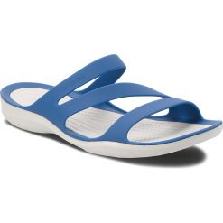 Klapki CROCS - Swiftwater Sandal W 203998 Blue Jean/Pearl White. Niebieskie klapki damskie Crocs, z tworzywa sztucznego. W wyprzedaży za 139.00 zł.
