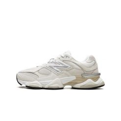 Buty do chodzenia dla dorosłych New Balance 9060 Sea Salt Moonbeam. Brązowe obuwie sportowe damskie New Balance, bez wzorów, z materiału, do biegania. Za 939.65 zł.